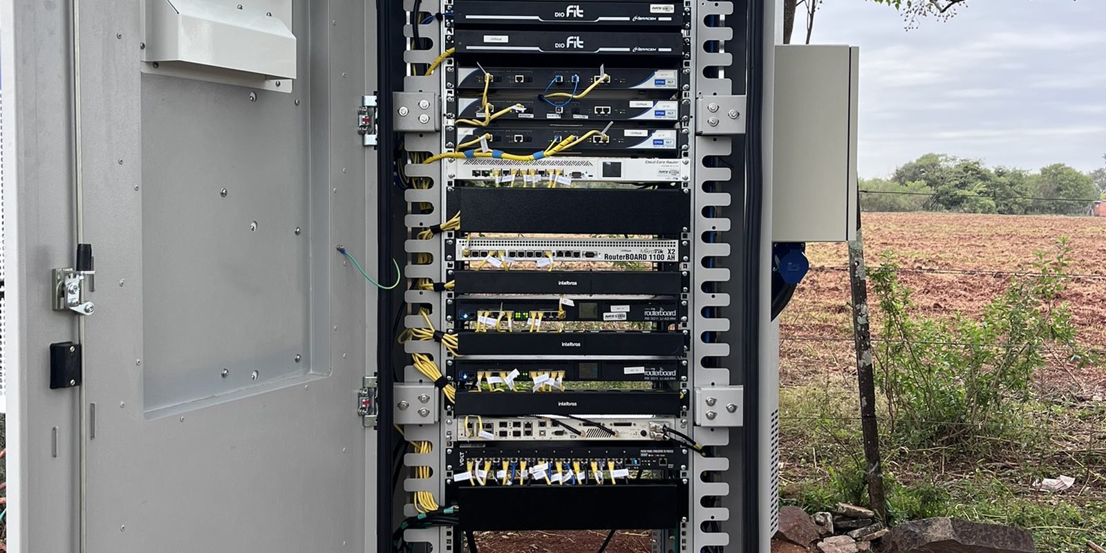 Gabinete de POP em campo com rack organizado