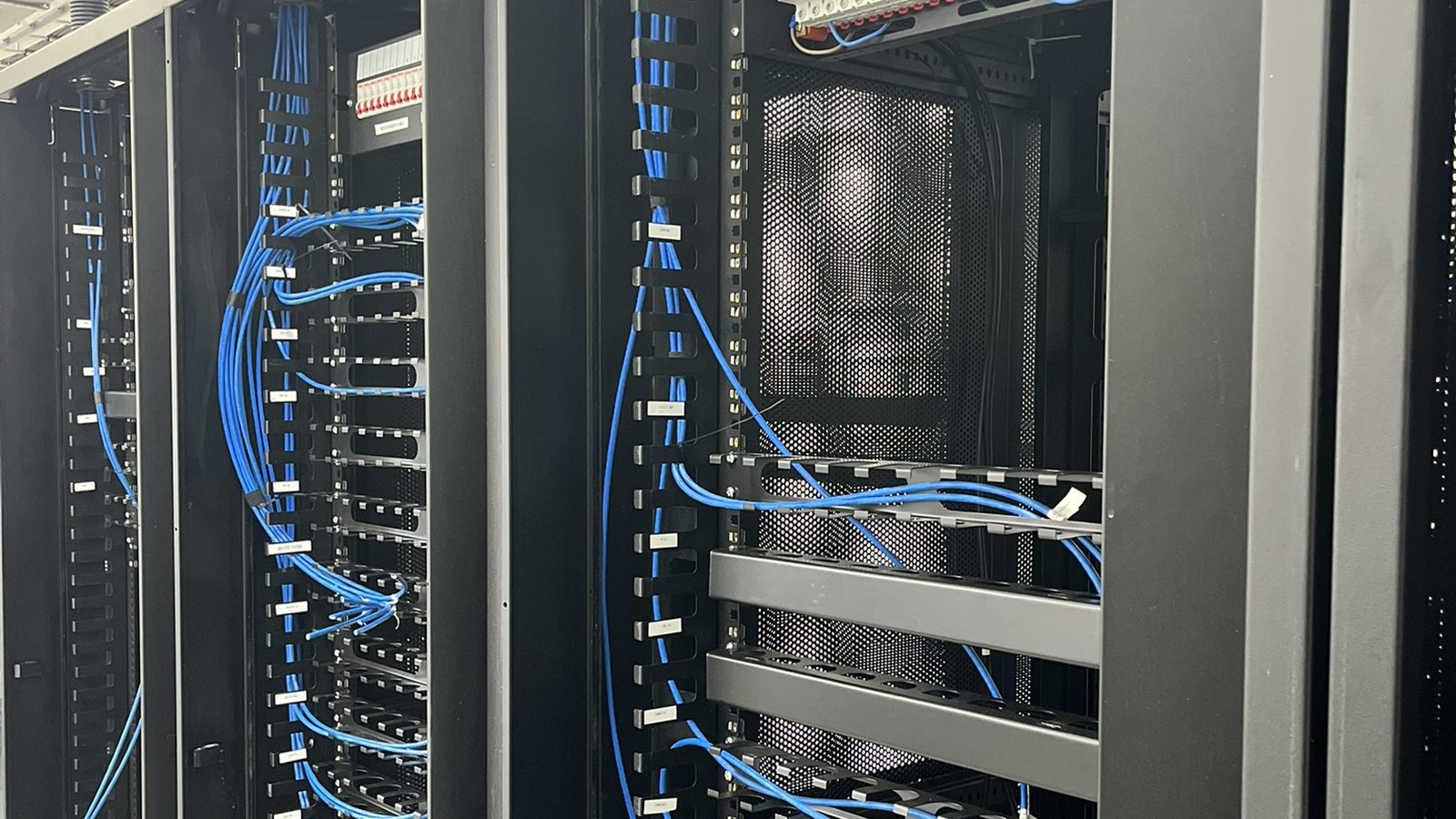 Racks com cabeamento organizado