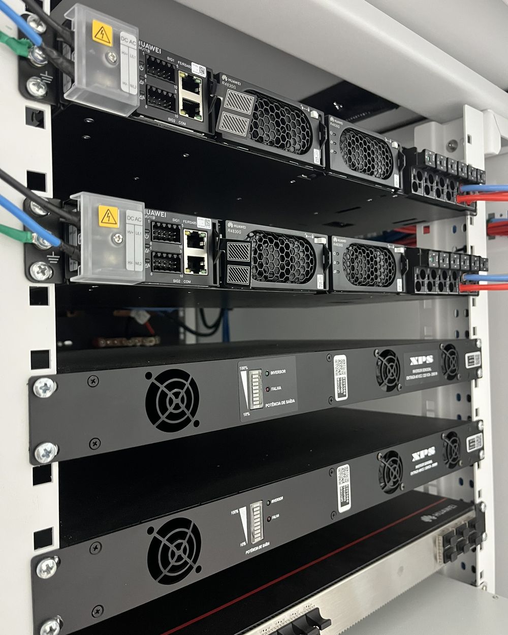 Retificadores e inversores instalados em rack