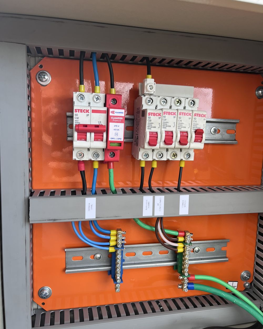 Quadro elétrico com DPS e disjuntores