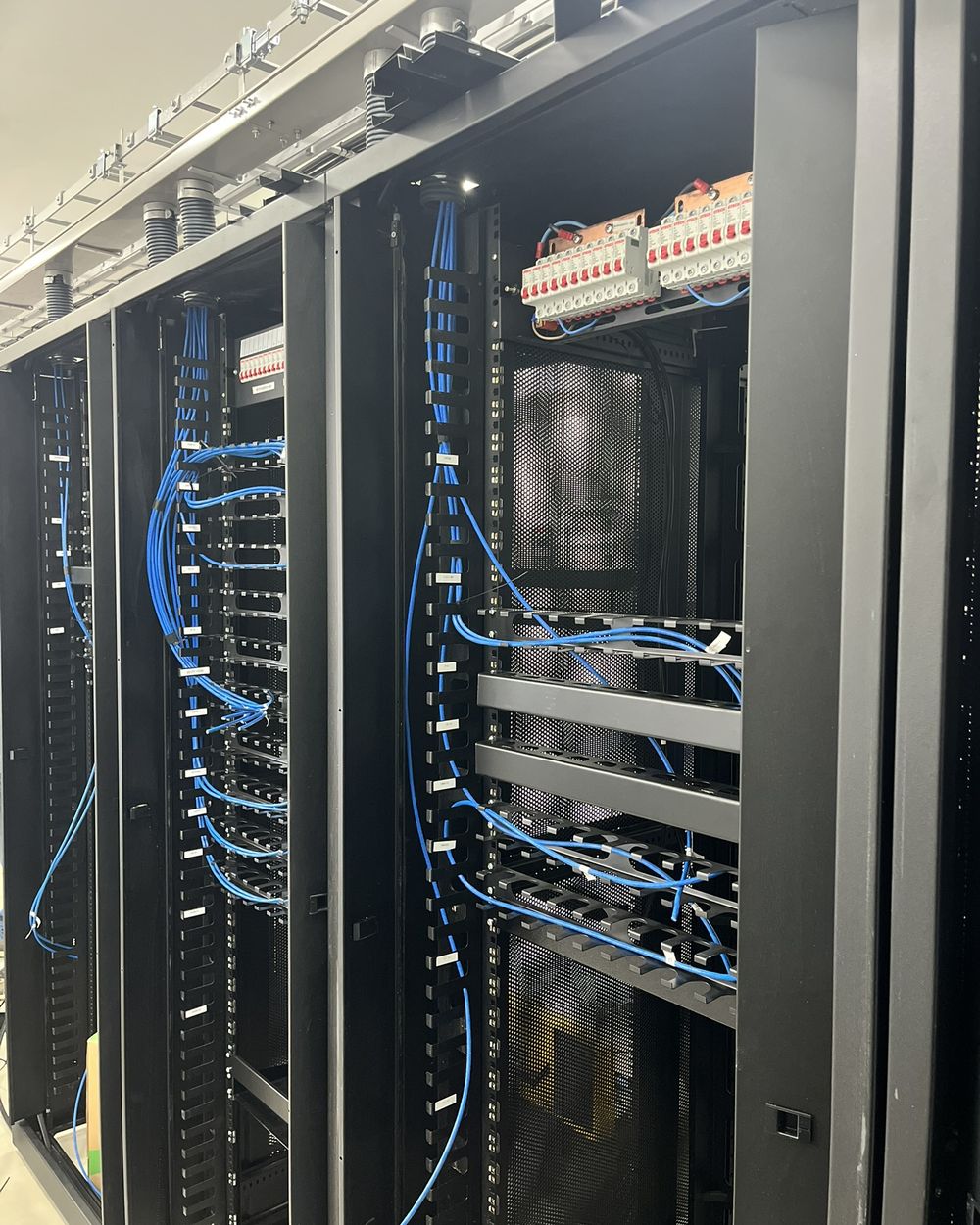 Racks com cabeamento organizado nas guias