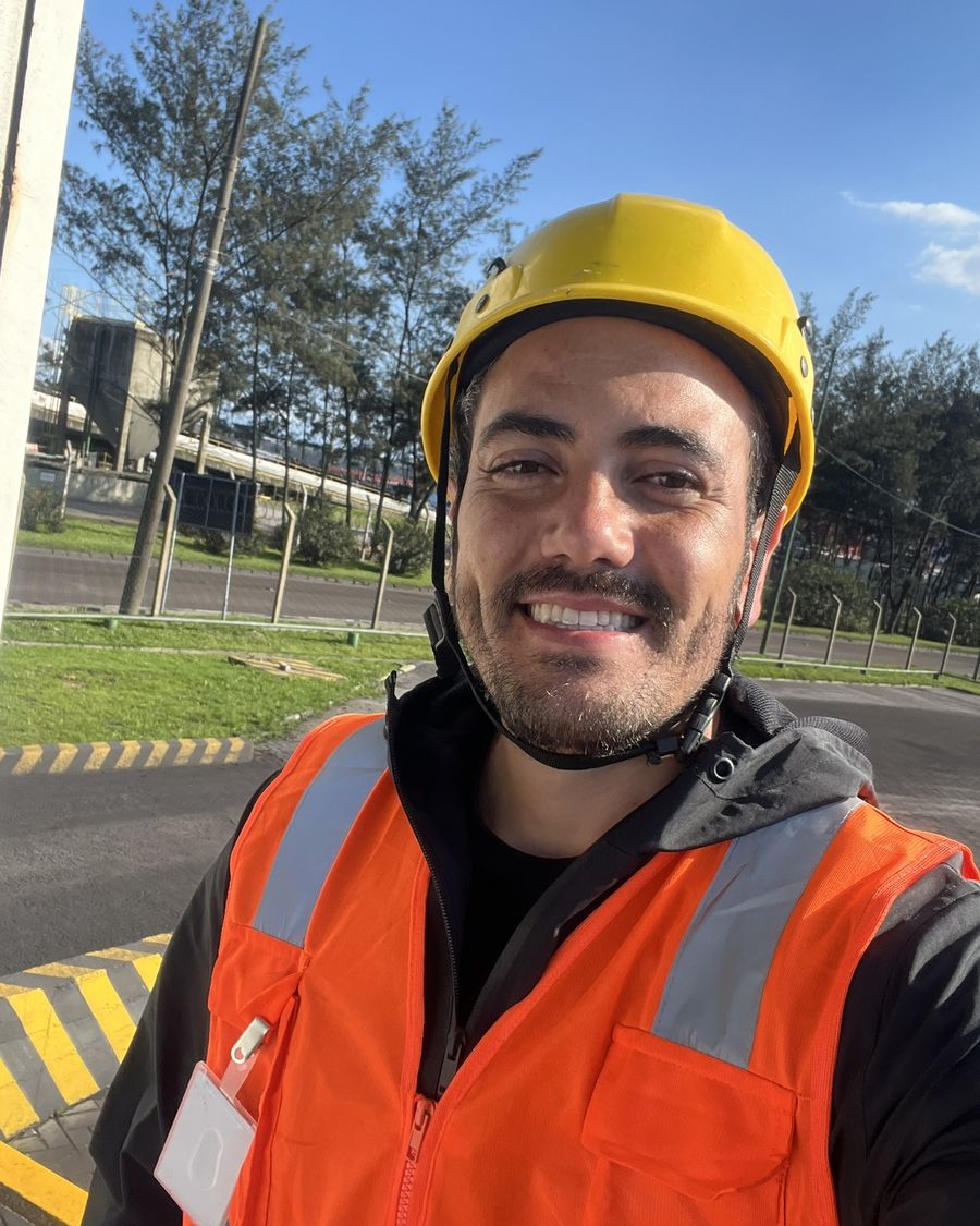 Thiago, responsável técnico da Raydsol, em campo com capacete e colete